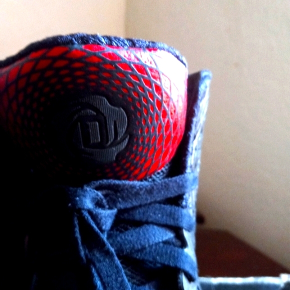 Derrick Rose Chicago Blacklight Scarlet Size 12 - Picture 4 of 10